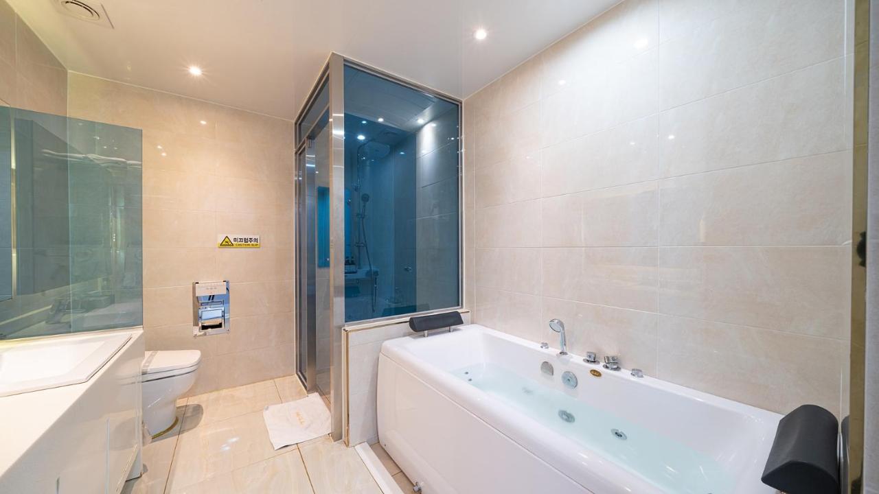 Hotel The One Yeosu Bagian luar foto