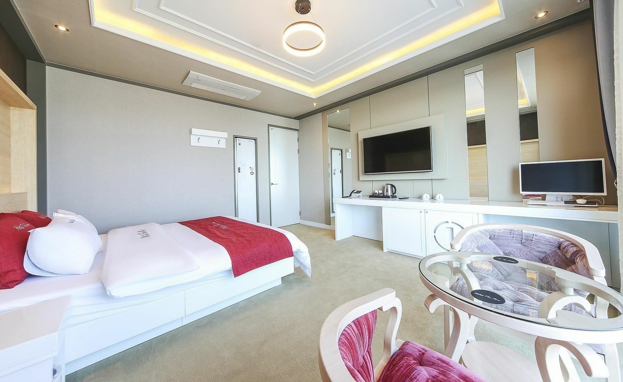 Hotel The One Yeosu Bagian luar foto